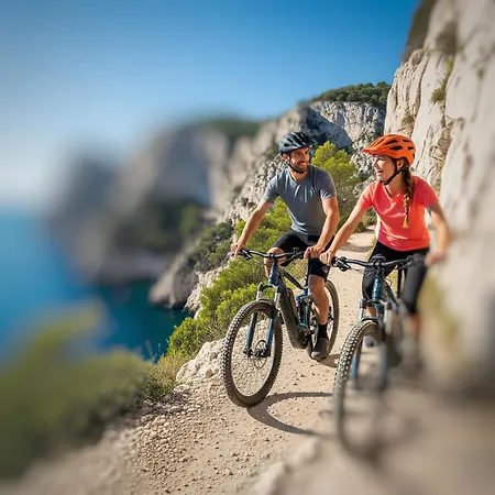 Provençal, Spacieux&réconfortant, Emplacement Sûr Au Cœur Du Parc Des Calanques, Salon Et Clim, Lit Confortable, Cuisine équipée Avec Lave-vaisselle Et Lave-linge, Garage, Jardin, Piscine Privés, Inclus Linge, Bureau, Wifi, Netflix, Sans St Cassis