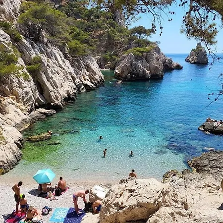 Appartamento Provençal, Spacieux&réconfortant, Emplacement Sûr Au Cœur Du Parc Des Calanques, Salon Et Clim, Lit Confortable, Cuisine équipée Avec Lave-vaisselle Et Lave-linge, Garage, Jardin, Piscine Privés, Inclus Linge, Bureau, Wifi, Netflix, Sans St *