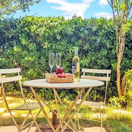 Apartmán Confortable Et Paisible A Avec Climatisation Et Piscine, Garage Prive, Cuisine Equipee, Machine A Cafe A Grains, Linge De Lit Et De Toilette Fourni ! Lave-linge Et Lave-vaisselle A Disposition Cassis