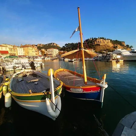 Appartamento Provençal, Spacieux&réconfortant, Emplacement Sûr Au Cœur Du Parc Des Calanques, Salon Et Clim, Lit Confortable, Cuisine équipée Avec Lave-vaisselle Et Lave-linge, Garage, Jardin, Piscine Privés, Inclus Linge, Bureau, Wifi, Netflix, Sans St *