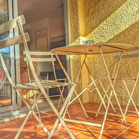 Confortable Et Paisible A Avec Climatisation Et Piscine, Garage Prive, Cuisine Equipee, Machine A Cafe A Grains, Linge De Lit Et De Toilette Fourni ! Lave-linge Et Lave-vaisselle A Disposition Apartmán