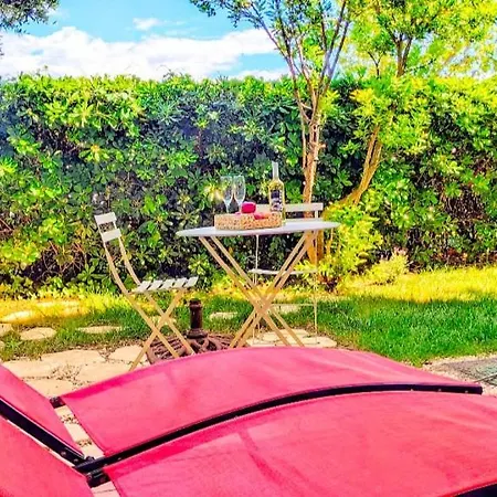 Confortables Et Paisibles, Climatisation, Piscine, Garage, Cuisine Equipee, Machine A Cafe A Grains, Le Linge De Lit Et De Toilette Sont Fournis