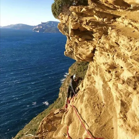 Apartmán Confortable Et Paisible A Avec Climatisation Et Piscine, Garage Prive, Cuisine Equipee, Machine A Cafe A Grains, Linge De Lit Et De Toilette Fourni ! Lave-linge Et Lave-vaisselle A Disposition Cassis