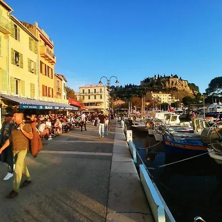 Appartement Confortable Et Paisible A Cassis Avec Climatisation Et Piscine, Garage Prive, Cuisine Equipee, Machine A Cafe A Grains, Linge De Lit Et De Toilette Fourni ! Lave-Linge Et Lave-Vaisselle A Disposition 아파트