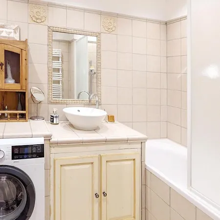 Apartmán Confortable Et Paisible A Avec Climatisation Et Piscine, Garage Prive, Cuisine Equipee, Machine A Cafe A Grains, Linge De Lit Et De Toilette Fourni ! Lave-linge Et Lave-vaisselle A Disposition
