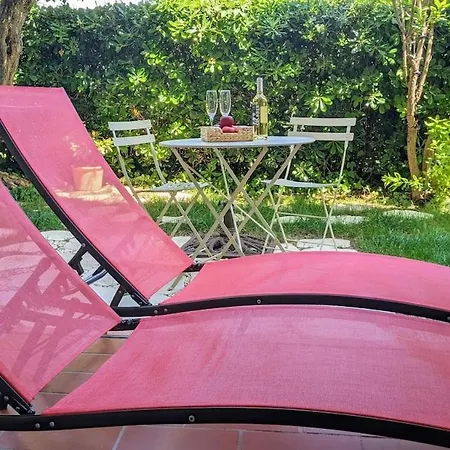 Confortable Et Paisible A Avec Climatisation Et Piscine, Garage Prive, Cuisine Equipee, Machine A Cafe A Grains, Linge De Lit Et De Toilette Fourni ! Lave-linge Et Lave-vaisselle A Disposition Apartmán *