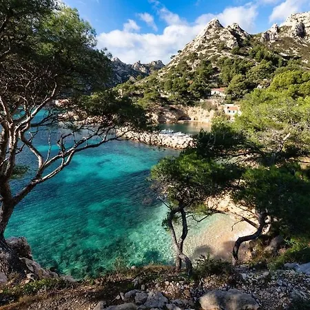 Provençal, Spacieux&réconfortant, Emplacement Sûr Au Cœur Du Parc Des Calanques, Salon Et Clim, Lit Confortable, Cuisine équipée Avec Lave-vaisselle Et Lave-linge, Garage, Jardin, Piscine Privés, Inclus Linge, Bureau, Wifi, Netflix, Sans St *
