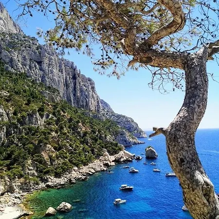 Appartamento Provençal, Spacieux&réconfortant, Emplacement Sûr Au Cœur Du Parc Des Calanques, Salon Et Clim, Lit Confortable, Cuisine équipée Avec Lave-vaisselle Et Lave-linge, Garage, Jardin, Piscine Privés, Inclus Linge, Bureau, Wifi, Netflix, Sans St