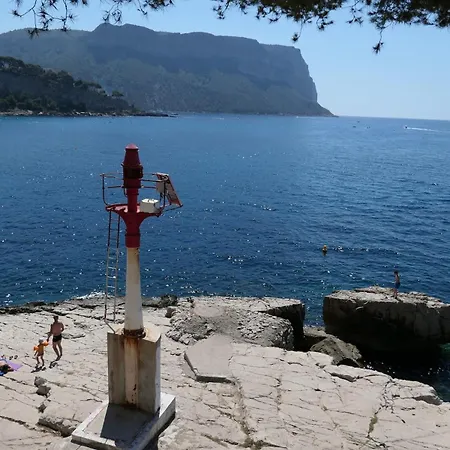 Appartamento Provençal, Spacieux&réconfortant, Emplacement Sûr Au Cœur Du Parc Des Calanques, Salon Et Clim, Lit Confortable, Cuisine équipée Avec Lave-vaisselle Et Lave-linge, Garage, Jardin, Piscine Privés, Inclus Linge, Bureau, Wifi, Netflix, Sans St